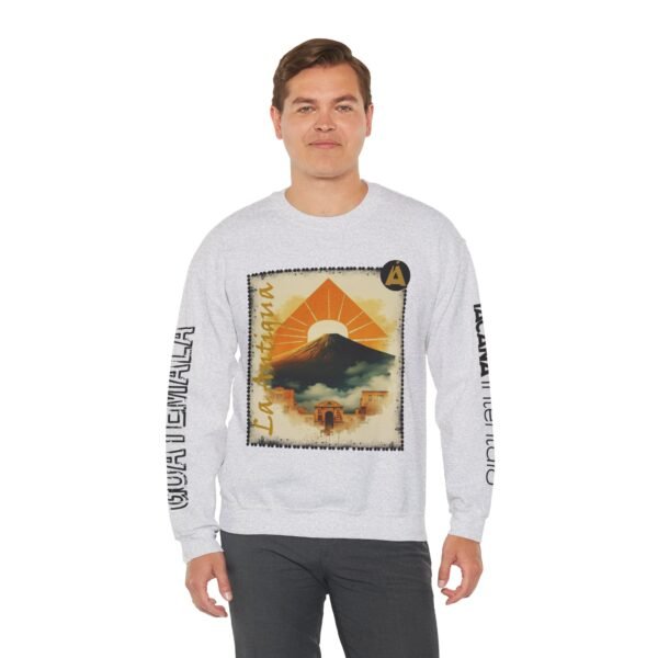 Abrigate con esta sudadera unisex inspirada en Guatemala, perfecta para los amantes de la moda viajera vintage.