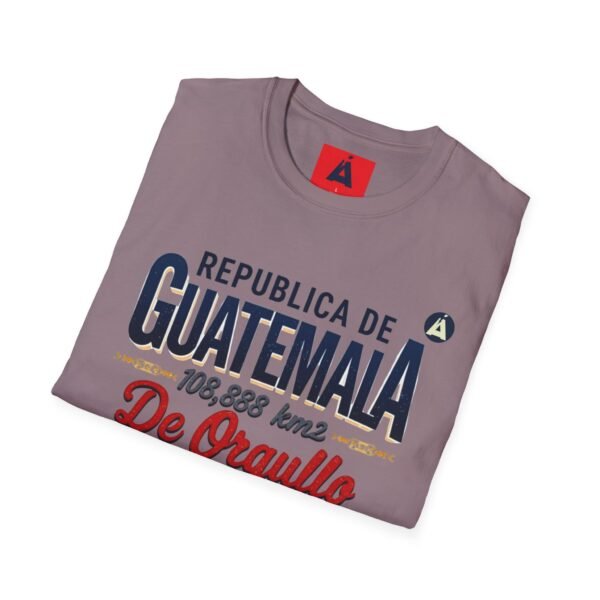Celebra tu herencia guatemalteca con esta camiseta unisex, perfecta para pasear.