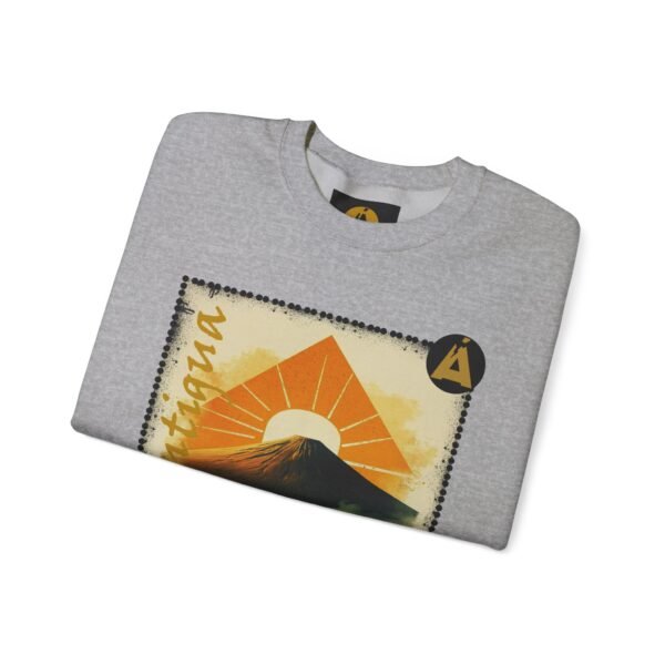 Abrigate con esta sudadera unisex inspirada en Guatemala, perfecta para los amantes de la moda viajera vintage.