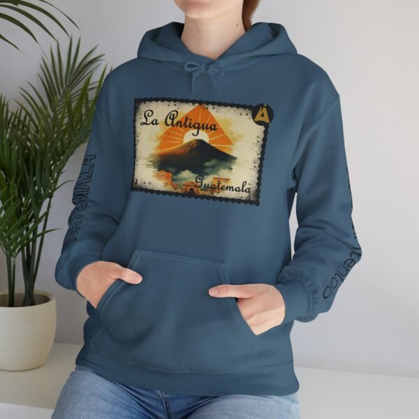 Sudadera unisex vintage de Guatemala con capucha, comoda y radiante con un aire retro y una calidez acogedora.