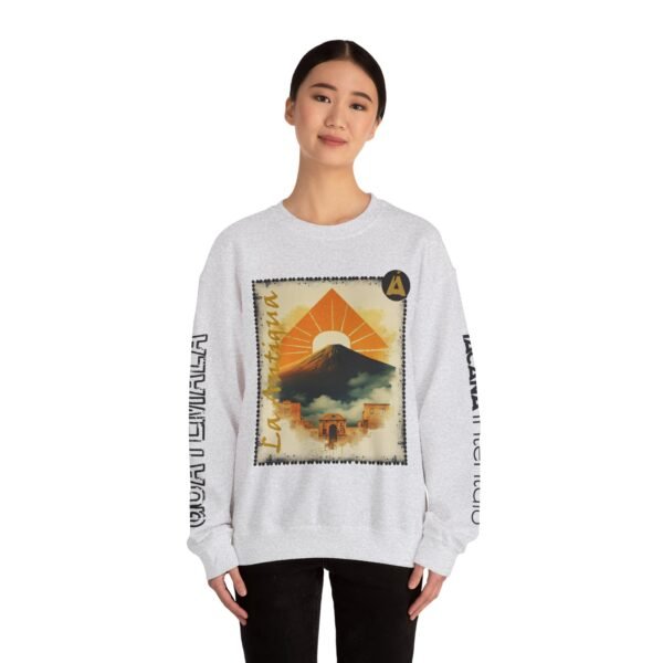 Abrigate con esta sudadera unisex inspirada en Guatemala, perfecta para los amantes de la moda viajera vintage.