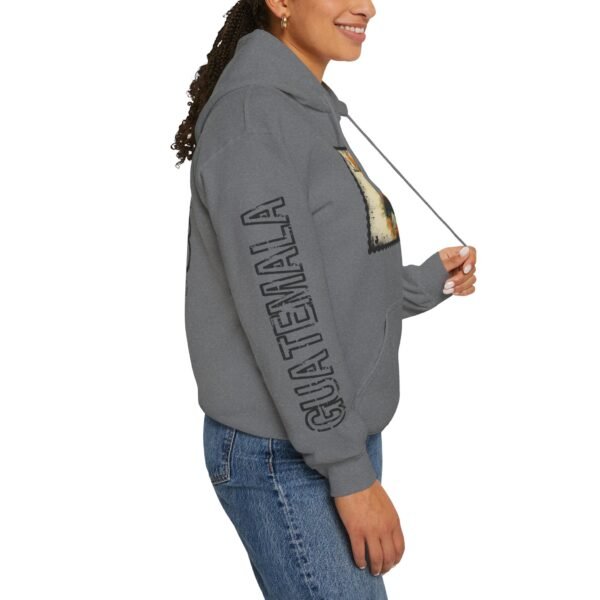 Sudadera unisex vintage de Guatemala con capucha, comoda y radiante con un aire retro y una calidez acogedora.